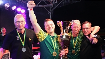 Den Turniersieg sicherten sich Lennard Schröder und Maik Müller (Zweiter beziehungsweise Dritter von links) vom Team „Restpromille“. Das Team „Veterano“, bestehend aus Geert Harms (links) und Tomas Hauke, landete auf Platz zwei.