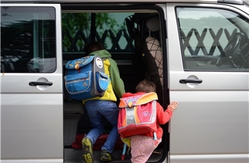 Den Weg zur Schule übernehmen immer häufiger die Eltern. In Tarmstedt ist der Frust über diese sogenannten Elterntaxis groß.