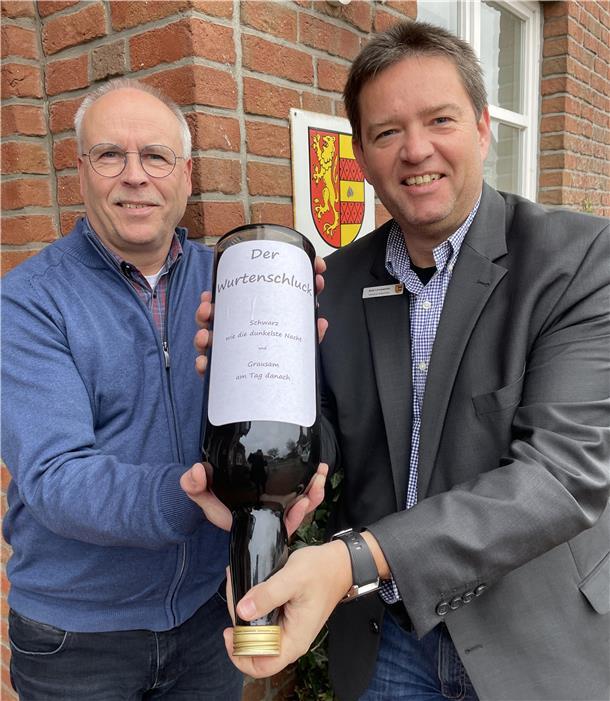Wurtenschluck und Eiserner Kanzler: Die Geheimnisse des Butjadinger Rathauses Den Wurtenschluck, den Stefan Stührenberg vom Bauamt und Bürgermeister Axel Linneweber hier präsentieren, hat die Verwaltung vor Jahren bei einem Boßelwettkampf gewonnen.