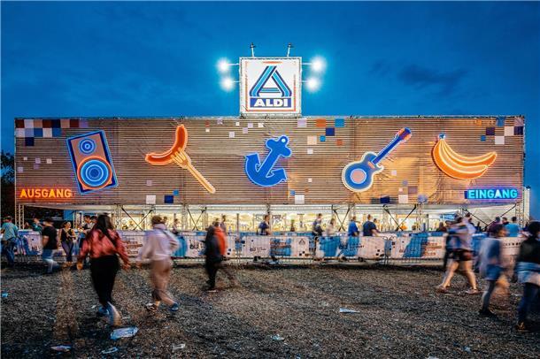 Deichbrand 2024: Der neue SuperStore im Vergleich zu Aldi - Was ist besser? Aldi-Markt auf dem Deichbrand-Festival 2023.