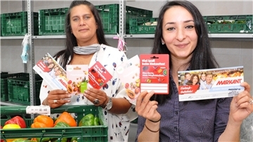 Denise Smith (links), Nordenhamer Tafel und Seda Kahraman, Caritas mit den Gutscheinen.