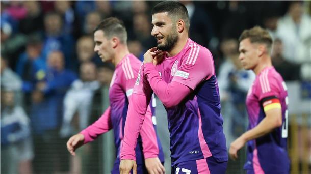 Liebling Undav: „Cooler Fetzen“ zündet mit Müllers 13 Deniz Undav (M) imitiert nach dem 2:0 die Jubelpose seines Stuttgarter Kollegen Ermedin Demirovic. Er streicht sich mit der Hand an der Schulter das Trikot glatt.