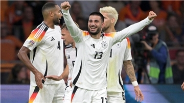 Deniz Undav (M) jubelt nach seinem ersten Länderspieltor.