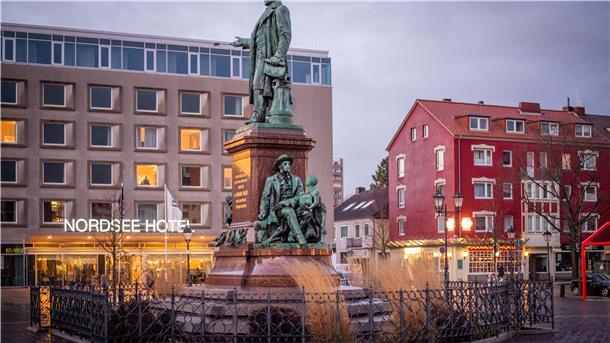 Kritik an Gründer-Denkmal in Bremerhaven: Wie rassistisch ist die Darstellung? Denkmal des Bürgermeisters Smidt auf dem Bremerhavener Theodor-Heuss-Platz im Januar 2023. Foto: Hartmann