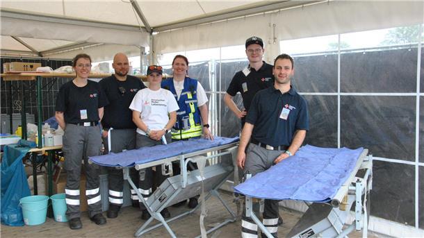 Dennis Bettbrock (Zweiter von links) und das Team der Sanitäter aus Wittlage im Landkreis Osnabrück stehen bereit, wenn es einem Festivalbesucher an der River Stage schlecht geht.