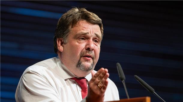 Dennis Radtke stellt die Frage, ob Merz seiner Rolle als Kanzler gerecht wird.