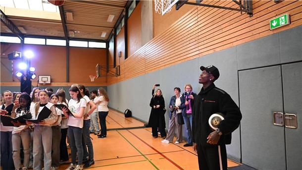 Dennis Schröder (r) kehrte in Braunschweig zu den Wurzeln seiner Basketball-Karriere zurück.