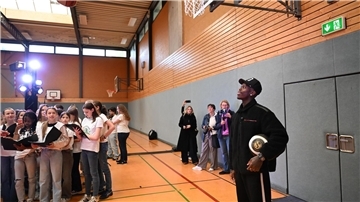 Dennis Schröder (r) kehrte in Braunschweig zu den Wurzeln seiner Basketball-Karriere zurück.