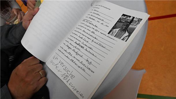 Dennis Schröders Klassenlehrer von damals brachte die Schülerzeitung mit.