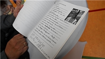 Dennis Schröders Klassenlehrer von damals brachte die Schülerzeitung mit.