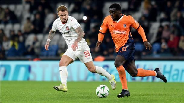 Der 1. FC Heidenheim um Niklas Dorsch (l) zeigte in der ersten Hälfte bei Istanbul Basaksehir eine schwache Leistung.