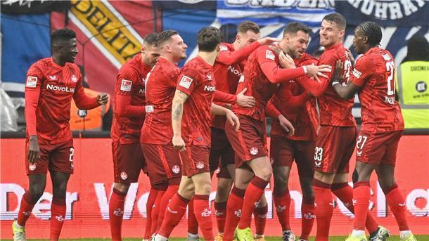 Sieg gegen Karlsruhe: FCK erobert Aufstiegsplatz Der 1. FC Kaiserslautern hat das Zweitliga-Spiel gegen den Karlsruher SC klar für sich entschieden.