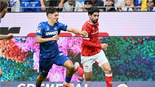 Spätes Siegtor und Krawall: FCK gewinnt Derby in Karlsruhe Der 1. FC Kaiserslautern um Semih Sahin (r) hat das Derby gegen den Karlsruher SC um Rafael Pinto Pedrosa (l) für sich entschieden.