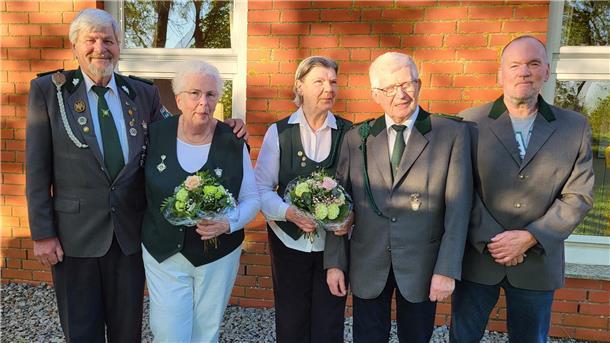 Padingbütteler Schützengemeinde hat neue Majestäten ermittelt Günther Tants, Rita Milter, Waltraut Tertel, Heinz Schmidt und Reiner von Glahn