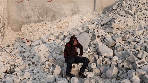 Nach Erdbeben: Erste EU-Hilfe-Flugzeuge in Syrien gelandet Der 15-jährige Muhammad Al-Mula sitzt in der Nähe seines zerstörten Hauses: Die Menschen in Syrien bekommen nach dem Erdbeben Hilfe von der EU.