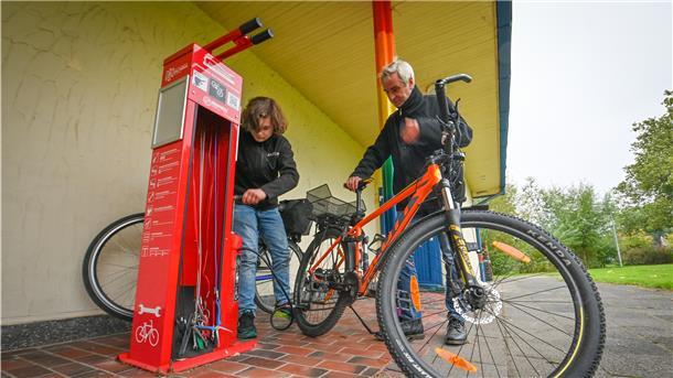 Fahrrad-Reparaturstation sorgt für „Hilfe zur Selbsthilfe“ Der 15-jährige Sebastian Rulle (links) und Sozialpädagoge und Familienbetreuer Jens Arends-Stegemann (52) pumpen oft ihre Reifen an der Fahrrad-Reparaturstation am Haus der Jugend oder ziehen eine Schraube nach. Für beide ist klar: Von den Stationen braucht es mehr in Bremerhaven.