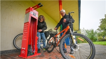 Der 15-jährige Sebastian Rulle (links) und Sozialpädagoge und Familienbetreuer Jens Arends-Stegemann (52) pumpen oft ihre Reifen an der Fahrrad-Reparaturstation am Haus der Jugend oder ziehen eine Schraube nach. Für beide ist klar: Von den Stationen braucht es mehr in Bremerhaven.