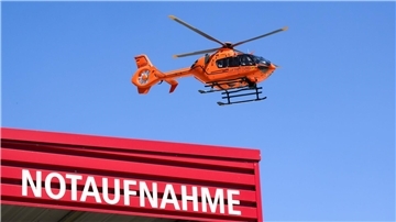 Der 15-Jährige wurde so schwer verletzt, dass er mit einem Hubschrauber ins Krankenhaus geflogen werden musste. (Symbolbild)