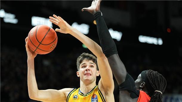 Berlin mit Überraschungssieg gegen Bayern-Basketballer Der 18-jährige Berliner Nevio Bennefeld überzeugte gegen Bayern in der ersten Hälfte.