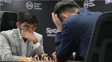 Schach-Teenager Gukesh verliert Auftaktpartie bei WM Der 18-jährige Dommaraju Gukesh (l) hat die Auftaktpartie der Schach-WM überraschend verloren.