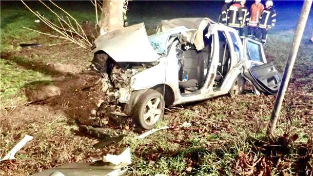 Der 18-jährige Fahrer aus Alfstedt und die 18-jährige Beifahrerin aus der Gemeinde Gnarrenburg sind in der Nacht von Heiligabend zum Ersten Weihnachtstag bei dem Unfall ums Leben gekommen.