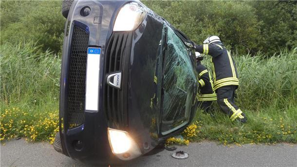 Der 18-Jährige kam mit seinem Auto von der Fahrbahn ab und der Wagen überschlug sich im Seitenraum.