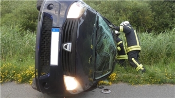Der 18-Jährige kam mit seinem Auto von der Fahrbahn ab und der Wagen überschlug sich im Seitenraum.
