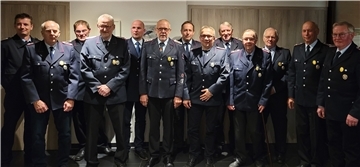 Der 2. stellvertretende Gemeindebrandmeister Ronald Krause (links) ehrte in Rockstedt Feuerwehrleute, die seit Jahrzehnten dabei sind. 