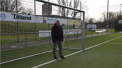 Der 2014 neu verlegte Kunstrasenplatz ist für den 1. FC Nordenham Gold wert. Der Vereinsvorsitzende Max-Peter Michel ist froh über das Naturprodukt: