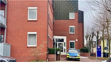 Der 22-jährige Bremervörder, der bereits in den vergangenen Tagen durch mehrere Straftaten auffällig geworden war, hat am Mittwochabend erneut zugeschlagen: Mit flüssigem Grillanzünder sowie Stoff- und Papiertüchern versuchte er, die Bremervörder Polizeidienststelle am Huddelberg in Brand zu setzen.