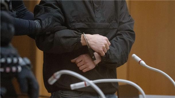 Lange Haftstrafe für Handgranaten-Wurf bei Trauerfeier Der 23 Jahre alte Angeklagte ist vom Landgericht Stuttgart zu zwölf Jahren Haft verurteilt worden.
