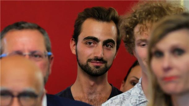 Der 24-jährige Henri (M) wird in Frankreich als Held gefeiert.