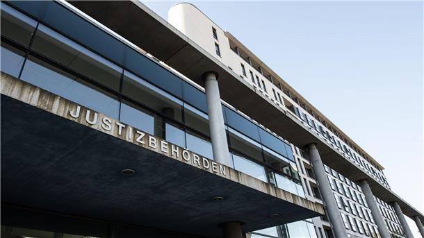 Führerscheinbetrug: Angeklagter zu Haftstrafe verurteilt Der 26 Jahre alte Angeklagten räumte die ihm vorgeworfenen 112 Taten zum Prozessbeginn vollumfänglich ein. (Archivbild)
