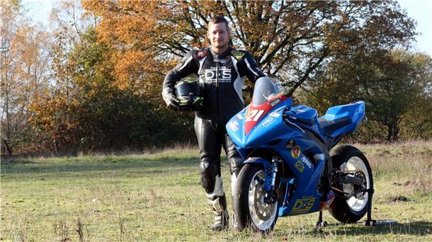 Der 30-jährige Mike Bammann aus Badenstedt will 2021 bei der Isle of Man Tourist Trophy starten, dem ältesten und gefährlichsten Motorradrennen der Welt. Foto: Krause