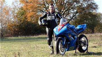 Der 30-jährige Mike Bammann aus Badenstedt will 2021 bei der Isle of Man Tourist Trophy starten, dem ältesten und gefährlichsten Motorradrennen der Welt. Foto: Krause