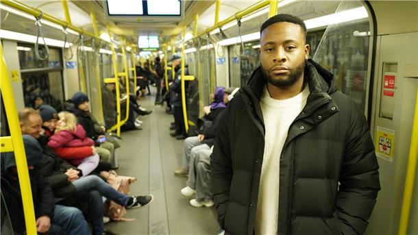 „Die Farbe meiner Haut“: Reportage über Rassismus Der 32-jährige Manager Cedric in einer Szene aus ZDF-Reportage „37°: Die Farbe meiner Haut - Alltagsrassismus in Deutschland“.