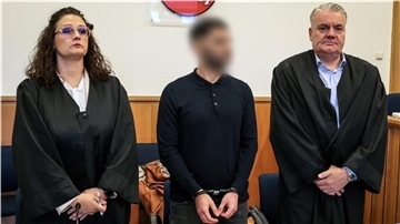 Der 34-jährige Angeklagte steht zwischen seinen Anwälten Dinah Busse (l) und Dirk Meinicke im Schwurgerichtssaal.