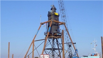 Der 34 Meter hohe und 113 Tonnen schwere Turm wurde in einem stützenden Stahlkorsett aufrecht stehend auf Pontons mit Schleppern zu seinem neuen Standort, knapp 100 Meter vor der Vorlandkante auf dem Kopf der bereits ausgebauten Buhne nördlich des Dorumer Hafens, gezogen.
