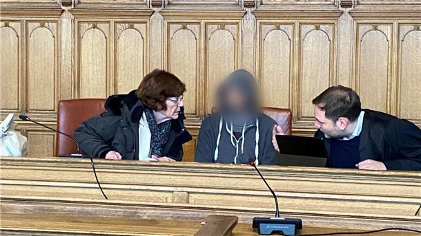 Mordversuch im Treppenhaus: Prozess wird fortgesetzt Der 48 Jahre alte Angeklagte aus Bremerhaven bespricht sich vor Verhandlungsbeginn mit seinem Strafverteidiger David Ruhkopf (rechts) und einer Dolmetscherin.