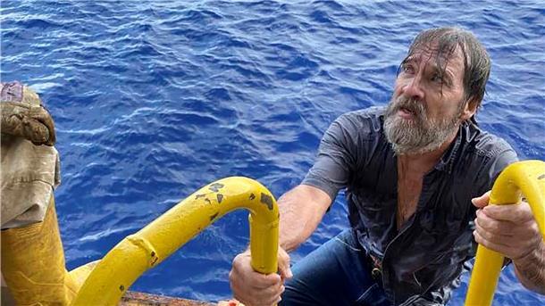 Der 62-jährige Bootsfahrer Stuart Bee wurde knapp 140 Kilometer vor der Küste Floridas aus dem Wasser gefischt.