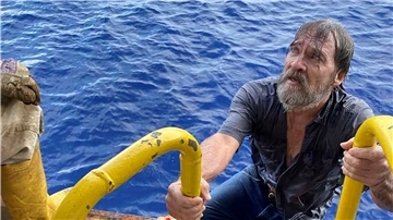 Der 62-jährige Bootsfahrer Stuart Bee wurde knapp 140 Kilometer vor der Küste Floridas aus dem Wasser gefischt.