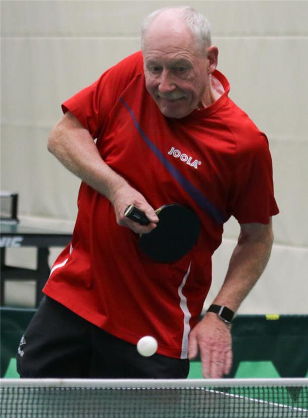 Heinz Block vom Oldenbroker TV spielt Tischtennis