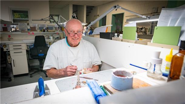 Der 79-jährige Zahntechniker Otto Schulz brennt noch immer für seinen Beruf.