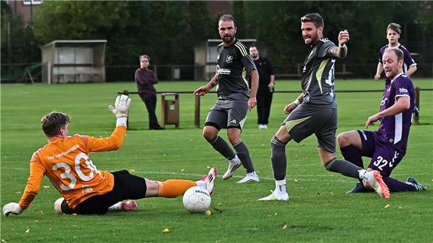 TSV Abbehausen bleibt in der Bezirksliga sieglos - Punkt in Unterzahl erkämpft Fußballspiel des TSV Abbehausen beim TV Jahn Delmenhorst mit Torwart Phil Schaffarzyk (links)