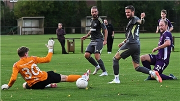 Fußballspiel des TSV Abbehausen beim TV Jahn Delmenhorst mit Torwart Phil Schaffarzyk (links)