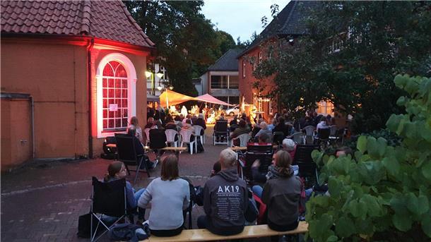 Der Abendgottesdienst „Primetime“ findet am Donnerstag unter freiem Himmel zwischen der Liborius-Kirche und dem Ludwig-Harms-Haus statt. 