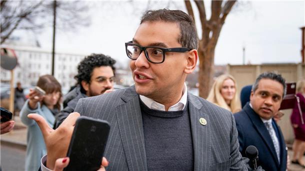 Neue Vorwürfe gegen republikanischen US-Abgeordneten Santos  Der Abgeordnete George Santos verlässt eine Sitzung der Republikanischen Partei auf dem Capitol Hill.