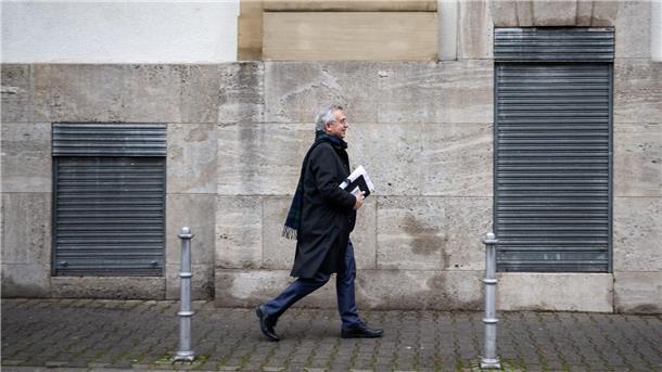 Frankfurter Ex-OB Feldmann in Korruptionsprozess verurteilt Der abgewählte Frankfurter Oberbürgermeister Feldmann (SPD) ist wegen Vorteilsannahme in zwei Fällen zu einer Geldstrafe verurteilt worden.
