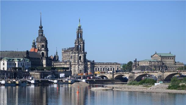 Der Abriss der im vergangenen Jahr teils eingestürzten Spannbetonbrücke kostet die Stadt nach eigenen Schätzungen rund 32 Millionen Euro - deutlich mehr als bislang angenommen. (Archivbild)