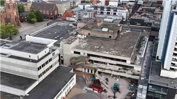 Blick auf den laufenden Abriss des Karstadt-Gebäudes